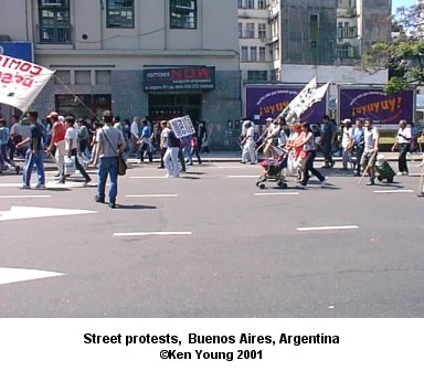 Street protests, Buenos Aires, Argentina. There are no links to or from this image. &copy;2001 - Ken Young