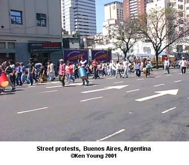 Street protests, Buenos Aires, Argentina. There are no links to or from this image. &copy;2001 - Ken Young