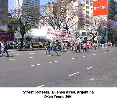 Street protests, Buenos Aires, Argentina. There are no links to or from this image. &copy;2001 - Ken Young